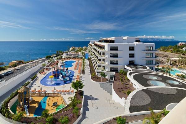 Luftaufnahme des H10 Atlantic Sunset Hotels mit Pool und Spielplatz am Meer