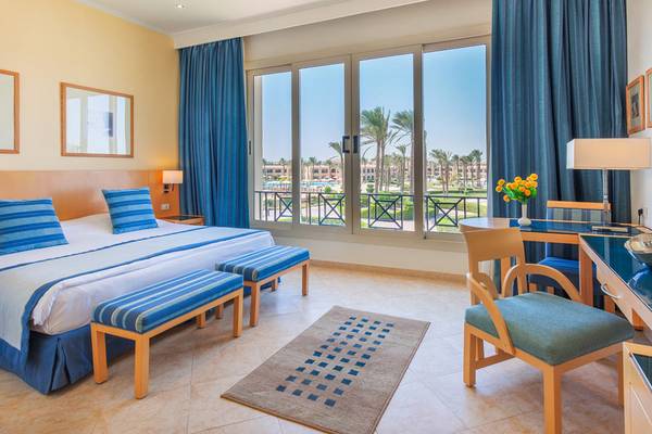 Doppelzimmer im Cleopatra Luxury Beach Resort mit Bett, Schreibtisch und Balkon