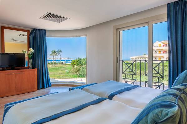 Doppelzimmer mit Meerblick im Kleopatra Luxury Beach Resort mit zwei Betten und Panoramafenstern.