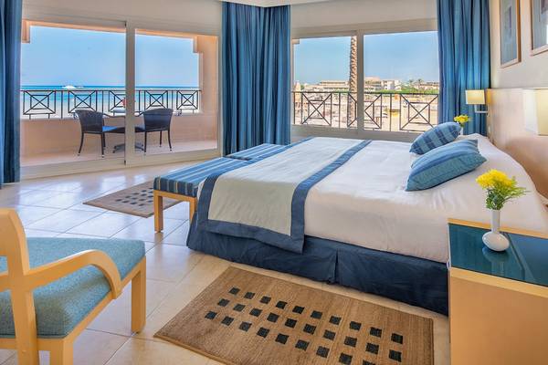 Zimmer mit Meerblick im Cleopatra Luxury Beach Resort mit Balkon, Bett und Meersicht.