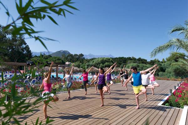 Yoga Kurs im Hotel Belambra Club Golfe de Lozari mit Teilnehmern auf einer Terrasse vor einem Pool