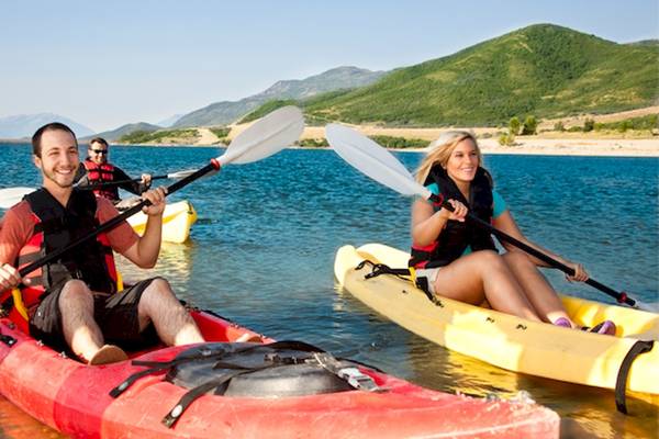 Kajakfahrer auf dem See mit Berg im Hintergrund