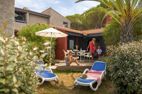 Familie genießt die Terrasse im Belambra Club Golfe de Lozari Hotel
