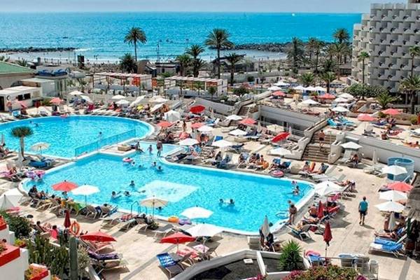 Außenpool-Bereich des Alexandre Hotel Gala mit vielen Gästen, Sonnenschirmen und Liegestühlen.