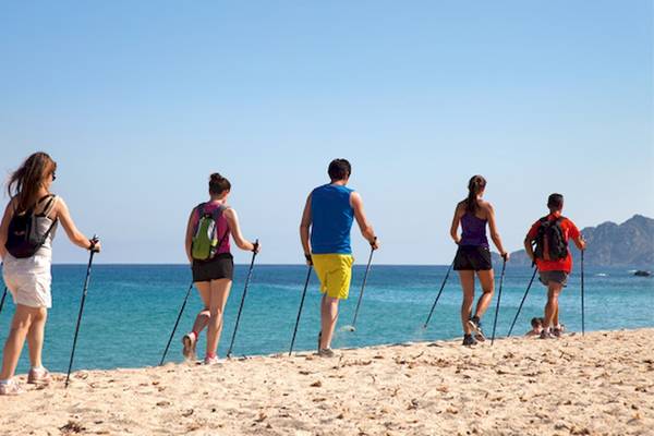 Gruppe von Läufern beim Nordic Walking am Strand des Belambra Club Golfe de Lozari