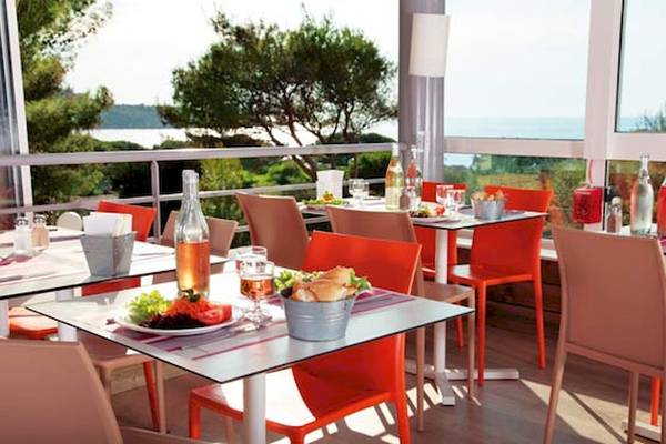 Restaurantterrasse im Belambra Club Golfe de Lozari mit Blick auf den Ozean