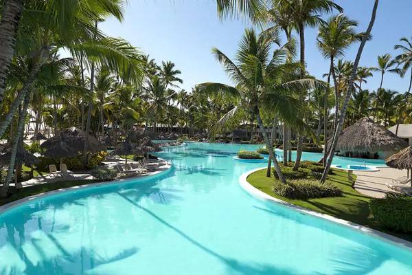 Außenpool des Melia Caribe Beach Resort mit Palmen und Sonnenliegen