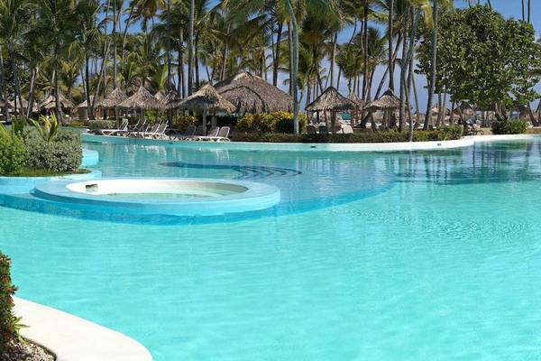 Außenpool des Melia Caribe Beach Resort mit Sonnenliegen und Palmen
