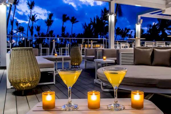 Loungebereich des Melia Caribe Beach Resorts mit Blick auf den Nachthimmel und Palmen