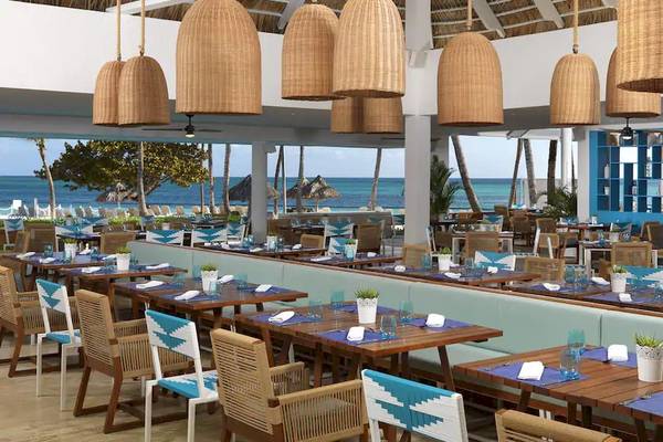 Innenansicht des Restaurants im Melia Caribe Beach Resort mit Blick auf das Meer.