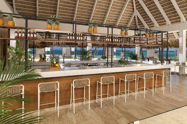 Bar im Melia Caribe Beach Resort mit Blick auf den Ozean und tropischen Dekorationen.