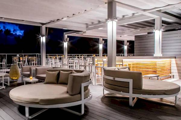 Terrasse des Melia Caribe Beach Resorts mit Möbeln und Beleuchtung bei Nacht