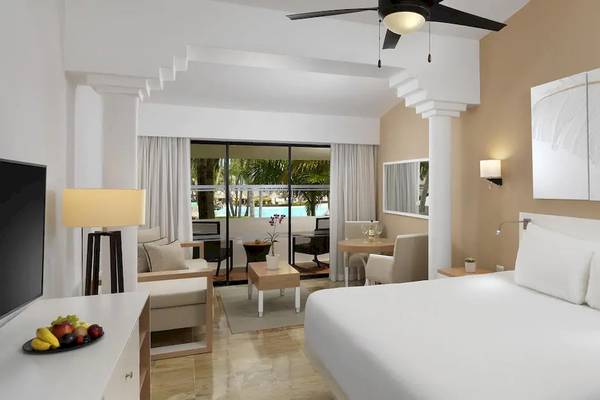 Innenansicht eines Zimmers im Melia Caribe Beach Resort mit Poolblick