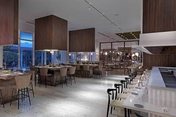 Innenansicht des Restaurants im Melia Caribe Beach Resort mit Holzelementen und runden Tischen.