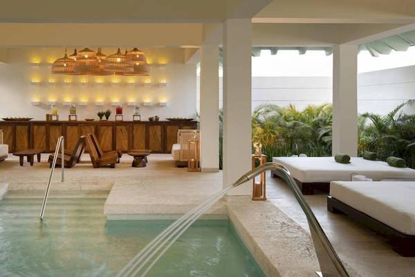 Poolbereich im Melia Caribe Beach Resort mit Loungebereich und Wasserfontäne.