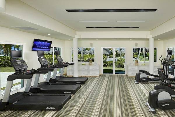 Fitnesscenter im Melia Caribe Beach Resort mit Laufbändern und anderen Geräten