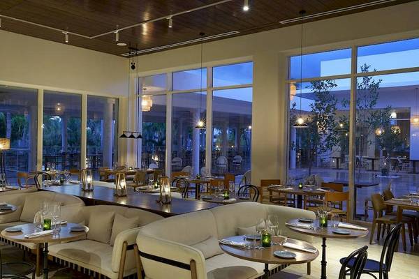 Innenbereich des Restaurants im Melia Caribe Beach Resort mit großen Fenstern und modernen Möbeln.