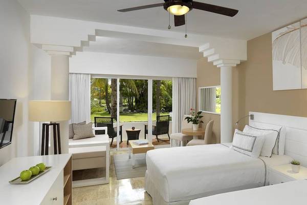 Doppelzimmer im Melia Caribe Beach Resort mit Blick auf einen Garten.