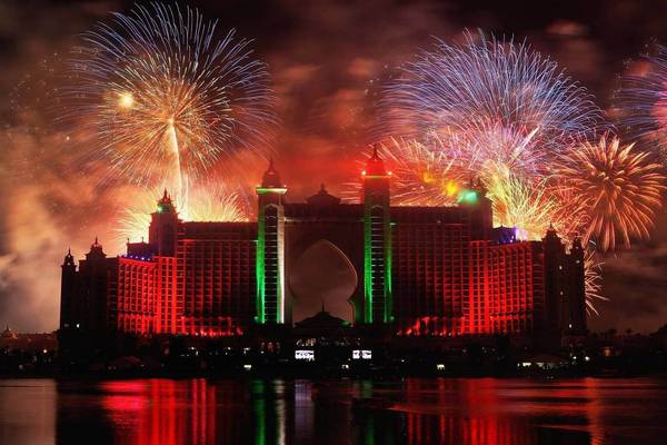 Das Atlantis The Palm Hotel mit bunten Feuerwerken am Himmel