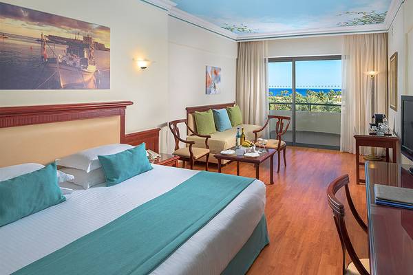 Suite im Atrium Palace Thalasso Spa Resort & Villas mit Blick auf den Ozean