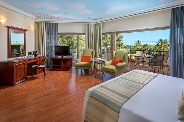 Hotelsuite mit Balkon im Atrium Palace Thalasso Spa Resort & Villas