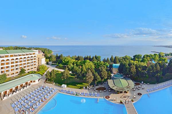 Luftaufnahme des Sol Nessebar Palace All Inclusive Hotels mit Pool und Liegestühlen
