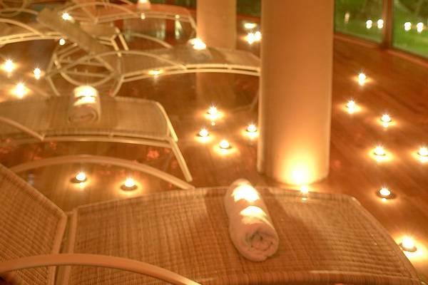 Entspannungsloungesessel im Spa mit Kerzenlicht und Handtüchern auf dem Atrium Palace Thalasso Spa Resort & Villas