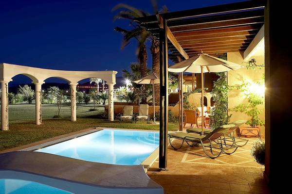 Außenpool im Atrium Palace Thalasso Spa Resort & Villas bei Nacht