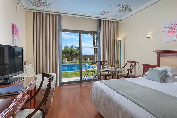 Ein Hotelzimmer mit Blick auf den Pool im Atrium Palace Thalasso Spa Resort & Villas.