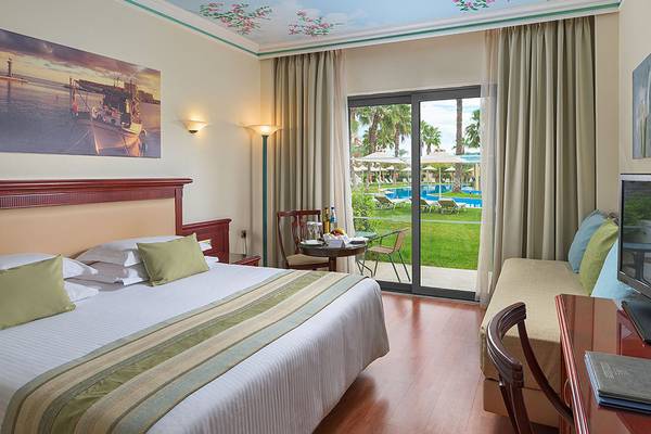 Hotelzimmer mit Poolblick im Atrium Palace Thalasso Spa Resort & Villas.