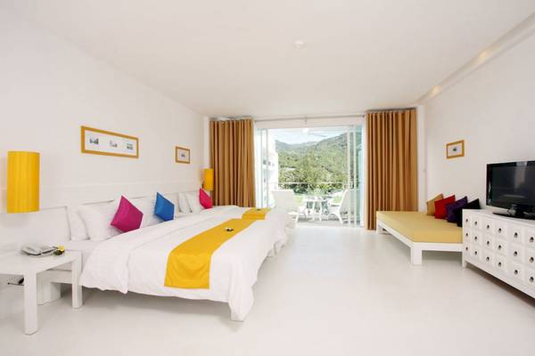 Hotelzimmer mit zwei Betten, Balkon und Meerblick im Old Phuket Karon Beach Resort