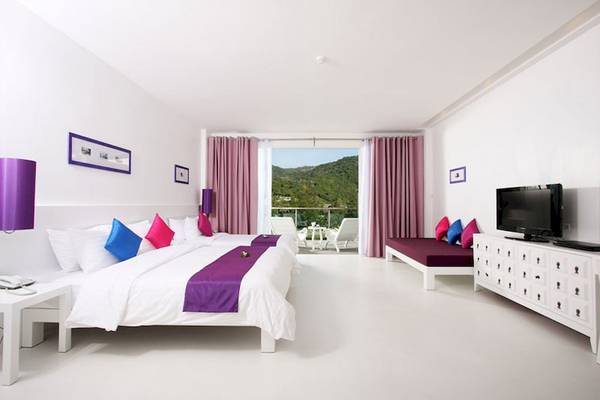 Hotelzimmer im The Old Phuket - Karon Beach Resort mit zwei Betten und einem Schlafsofa.