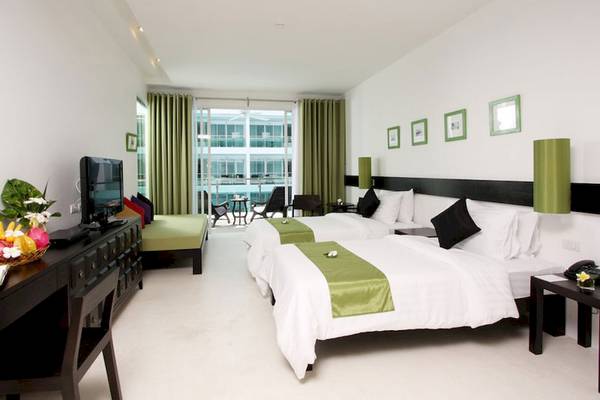 Doppelbettzimmer im The Old Phuket - Karon Beach Resort mit Balkon und Meerblick