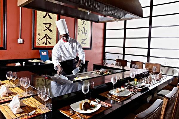 Koch beim Asiatischem Essen im Bahia Principe Grand Jamaica
