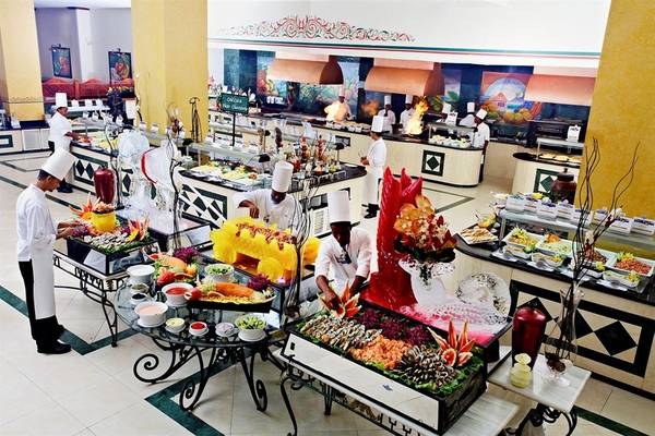 Buffet im Bahia Principe Grand Jamaica Hotel mit verschiedenen Gerichten, vorbereitet von Köchen.