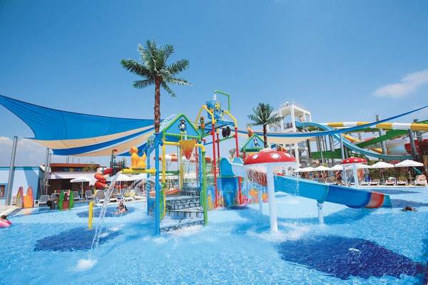 Wasserpark des Dream World Aqua Hotels mit Rutschen und Wasserspielen