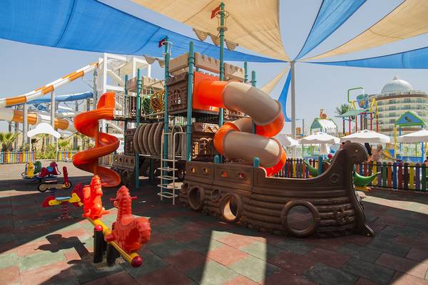Ein Aqua-Spielplatz im Dream World Aqua Hotel mit Rutschen und einem Piratenschiff.