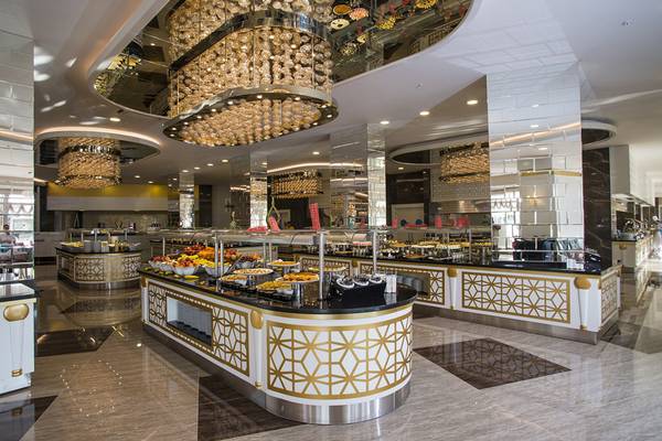 Buffetbereich des Dream World Aqua Hotels mit verschiedenen Speisen und goldenen Akzenten.