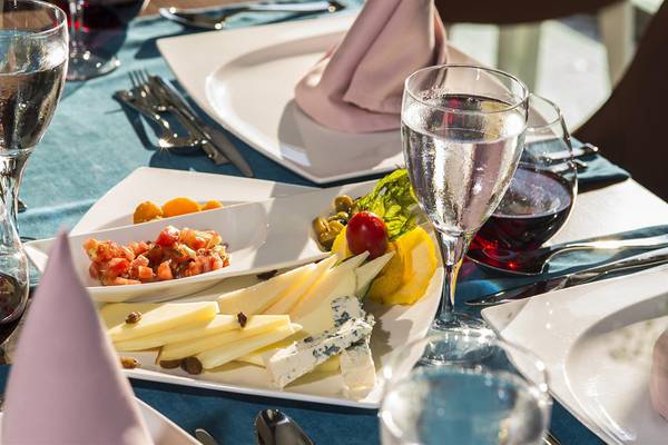Tisch mit Getränken und Speisen im Hotel Dream World Aqua