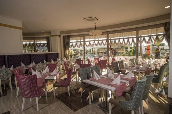 Innenansicht des Restaurants im Dream World Aqua Hotel mit vielen gedeckten Tischen und Stühlen.