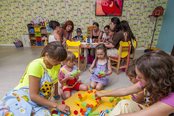 Kinder bauen Lego im Hotel Dream World Aqua