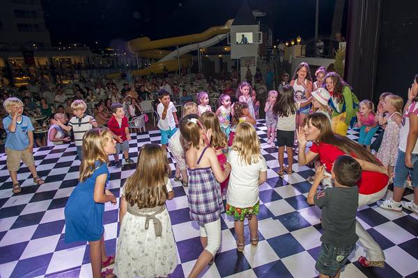 Kinder zeigen eine performance auf der bühne im dream world aqua hotel.