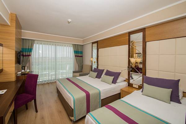 Doppelzimmer im Dream World Aqua Hotel mit zwei Betten, Schreibtisch, Stühle und Fenstern.