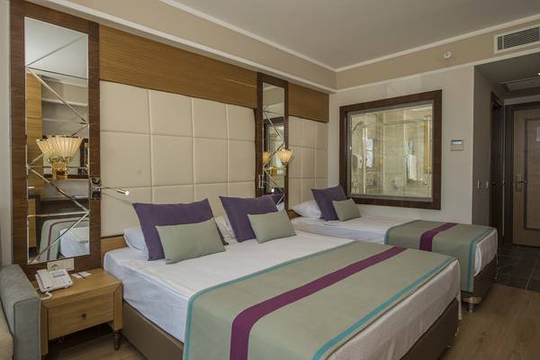 Doppelzimmer im Dream World Aqua Hotel mit zwei Betten, Kissen und Decken.