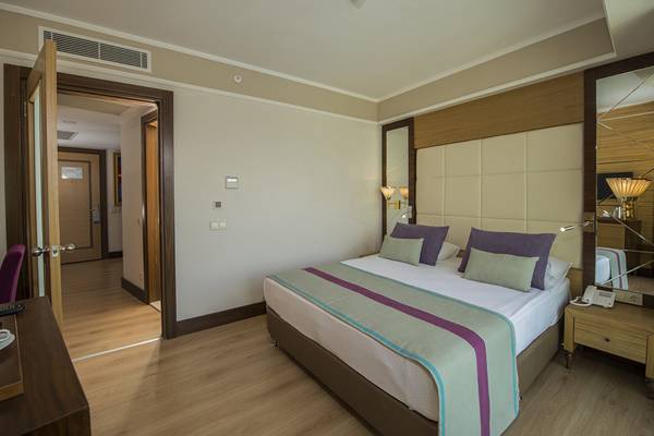 Schlafzimmer im Dream World Aqua Hotel mit Doppelbett, Nachttischen und offenem Eingang