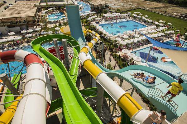 Aqua-Wasserrutsche im Dream World Aqua Hotel mit mehreren Pools und Gästen
