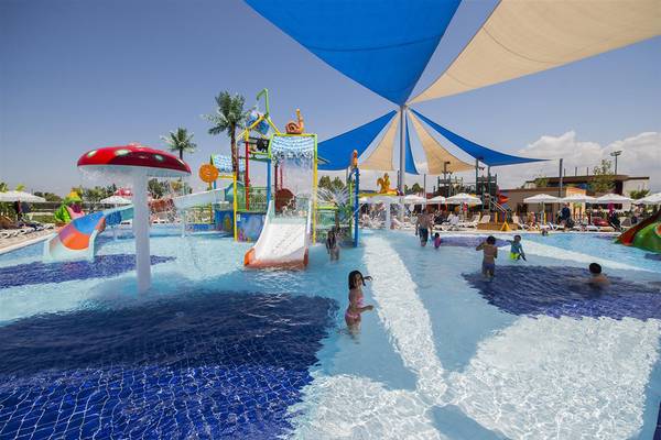 Wasserpark im Dream World Aqua Hotel mit Rutschen und Pools unter Sonnenschirmen.
