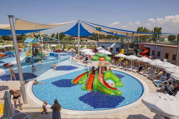 Außenansicht des Dream World Aqua Wasserparks mit verschiedenen Wasserrutschen und Spielbereichen.