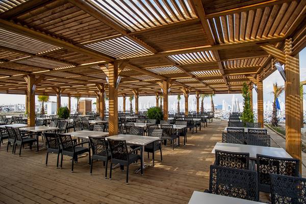 Foto der Dachterrasse des Dream World Aqua Hotels mit Tischen und Stühlen