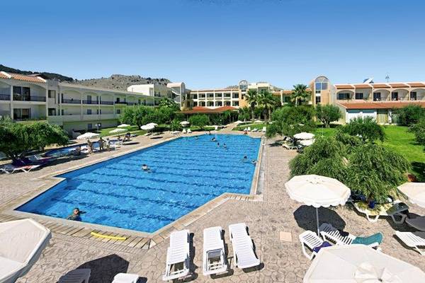 Außenbereich des Marianna Palace Hotels mit Swimmingpool, Liegestühlen und Sonnenschirmen.